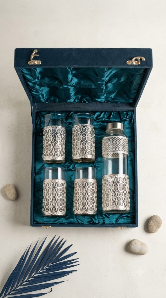 Beautiful 4 Glass & 1 Bottle Set Box