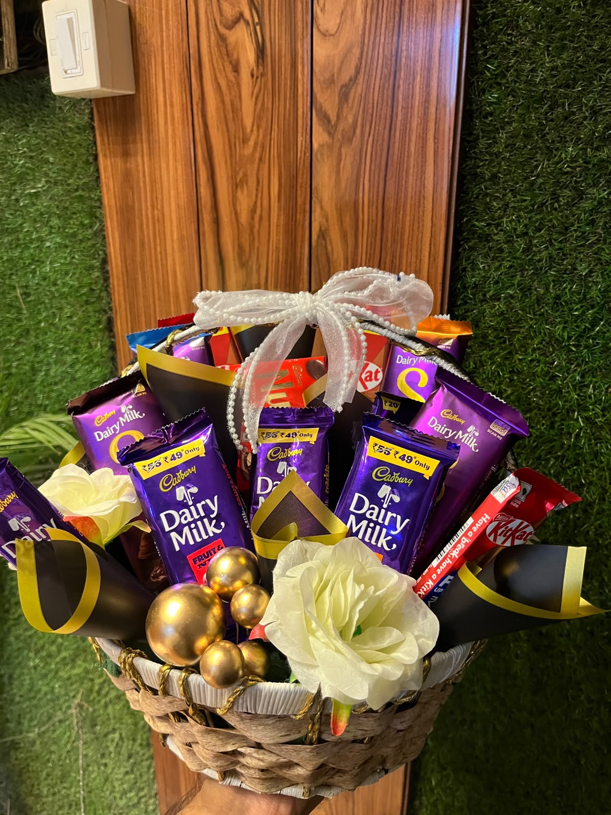 Chocolate basket (Includes  Chocolates worth Rs700)
