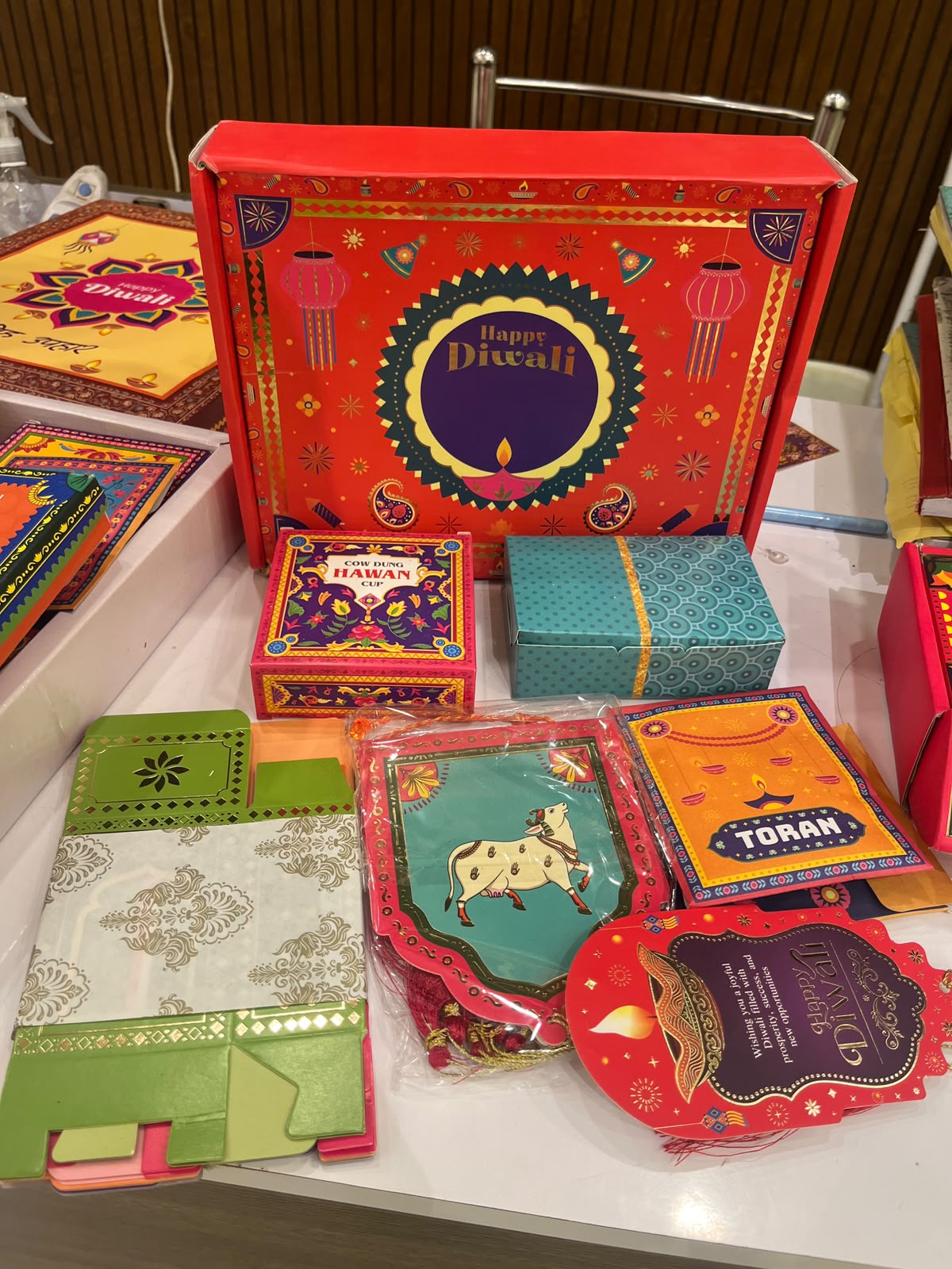 Diwali Hamper 2 (deep dwar(8 units), battery tealight (8 units), premium paper bandarwal(1 unit), gold deepak frill(2 units), cow dung hawan cup(1 pack of 5 piece), diwali greeting card(1 unit)